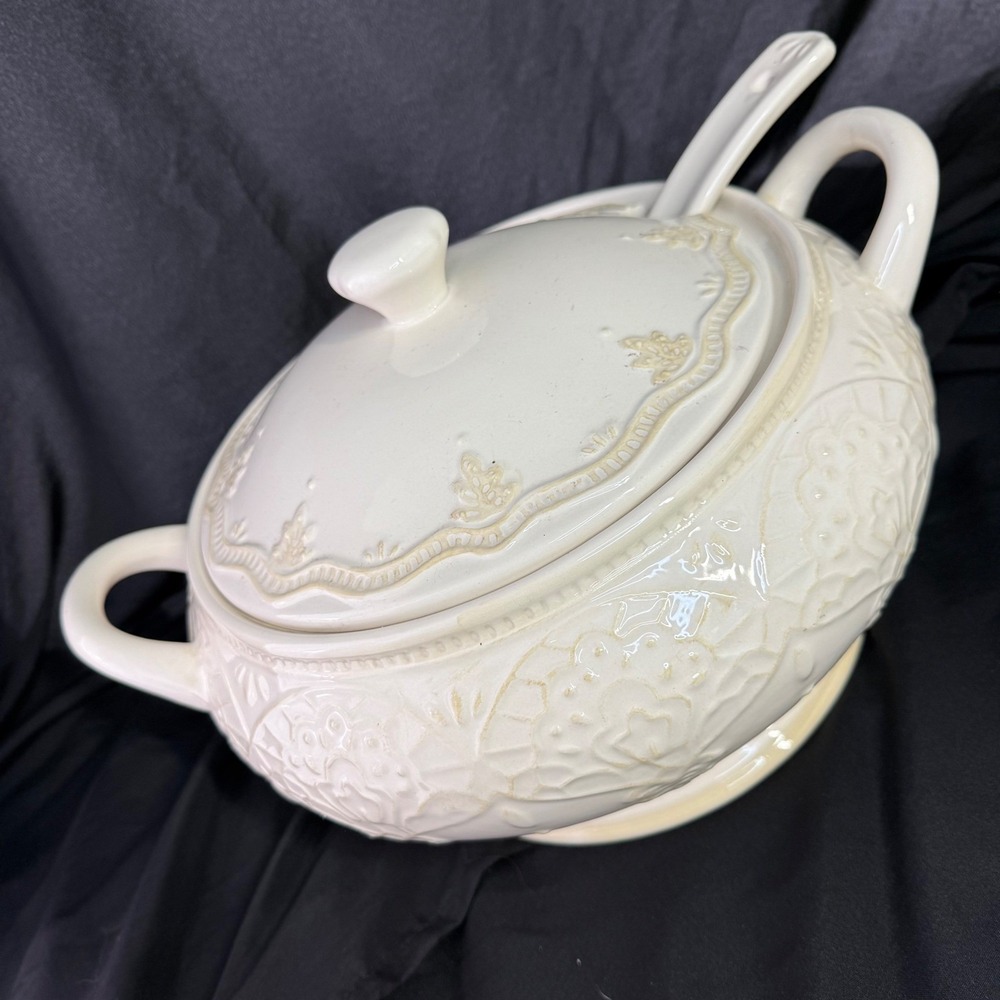 The Pioneer Woman China Serveware Soup Tureen Ladle‎ Lid Embossed White Floral